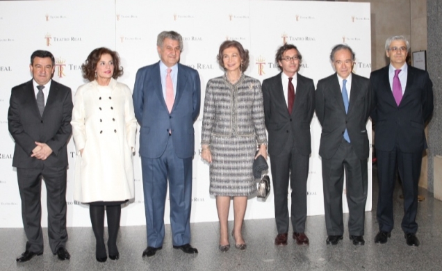 Doña Sofía a su llegada al Teatro Real, junto a las autoridades asistentes a la representación de la Ópera "Tristán e Isolda", de Wagner